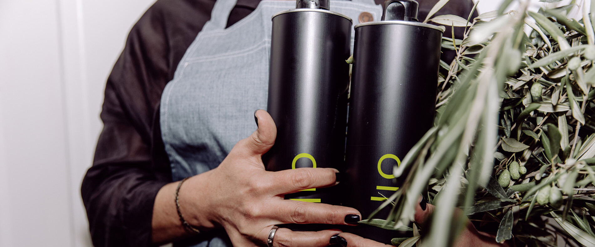 00031__L7A7375 Olivenzweig Olivenölflasche